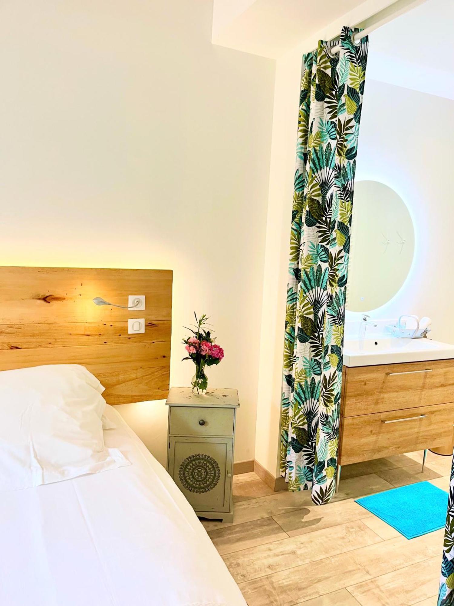 Le Relais Des Anges Bed & Breakfast Mercues Exterior photo