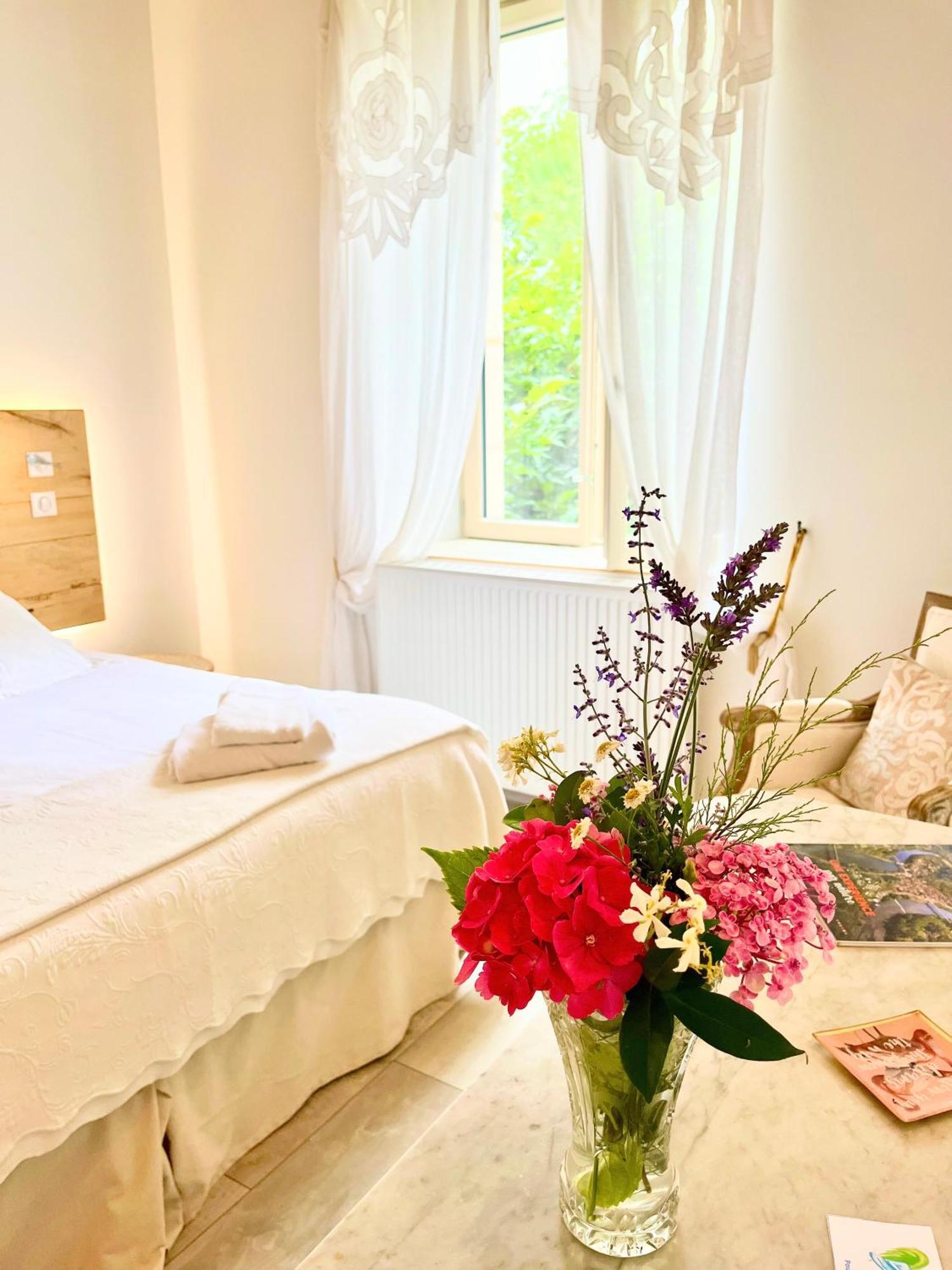 Le Relais Des Anges Bed & Breakfast Mercues Exterior photo